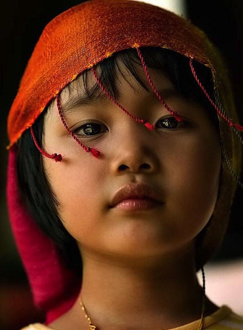 เด็กผู้หญิงชาวเขาในหมู่บ้านของประเทศไทย